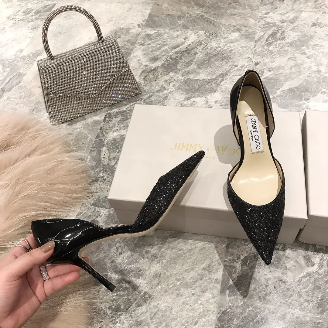 👟👟Ex-factory price👟👟Ex-factory price 520👟👟 Women's Shoe Factory 𝐉𝐢𝐦𝐦𝐲 𝐂𝐡𝐨𝐨 A pair of high heels that can conquer all men, a must-have item for all-match annual meetings Bilng Bilng is so beautiful that no one can take a breath away Material: Special Cretan spliced cow patent leather, sheepskin lining, Italian genuine leather outsole Heel height: 8cm Three colors: black, nude, silver Size: 35-39